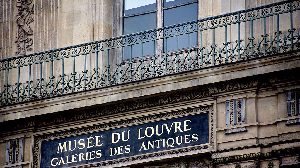 Vista exterior de la famosa ventana y balcón dos semanas después de un robo en el Louvre de París