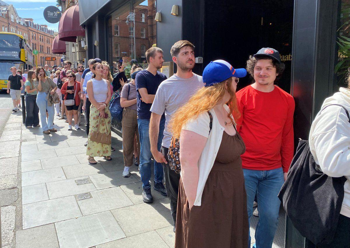 Pessoas fazem fila na George's Street, em Dublin, na Irlanda, para comprar &oacute;culos especiais para observar o eclipse solar.