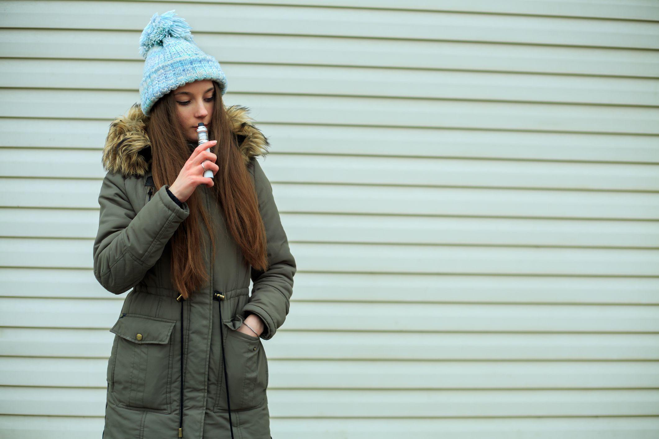 Devojčica puši vejp