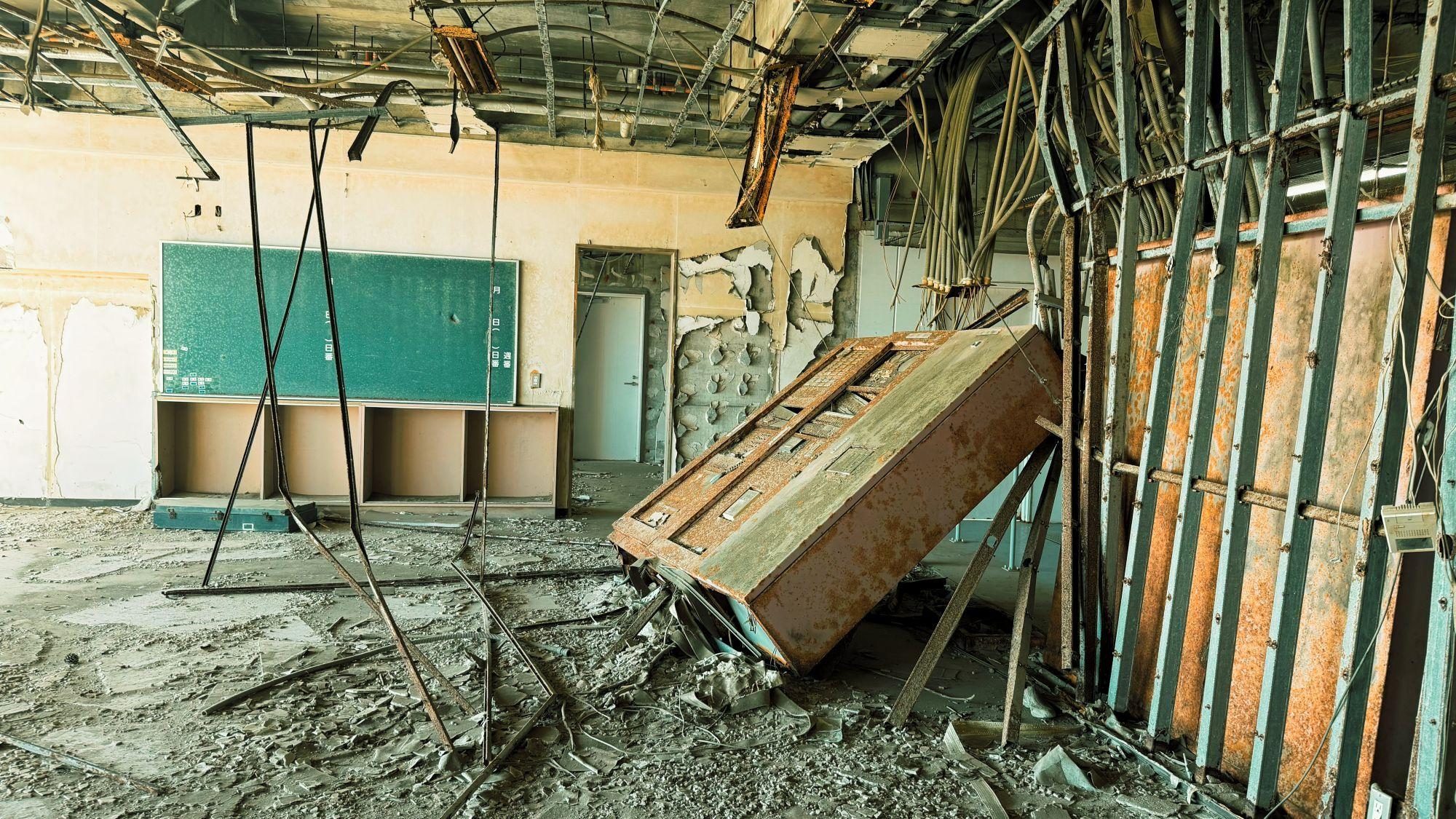 Destrucción en un aula de una escuela en Futaba.