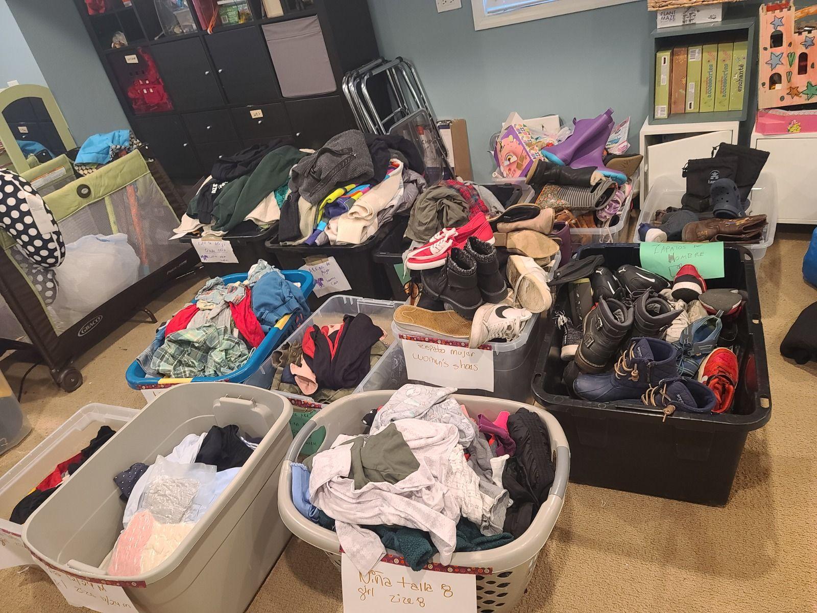 Zapatos y ropa para los migrantes