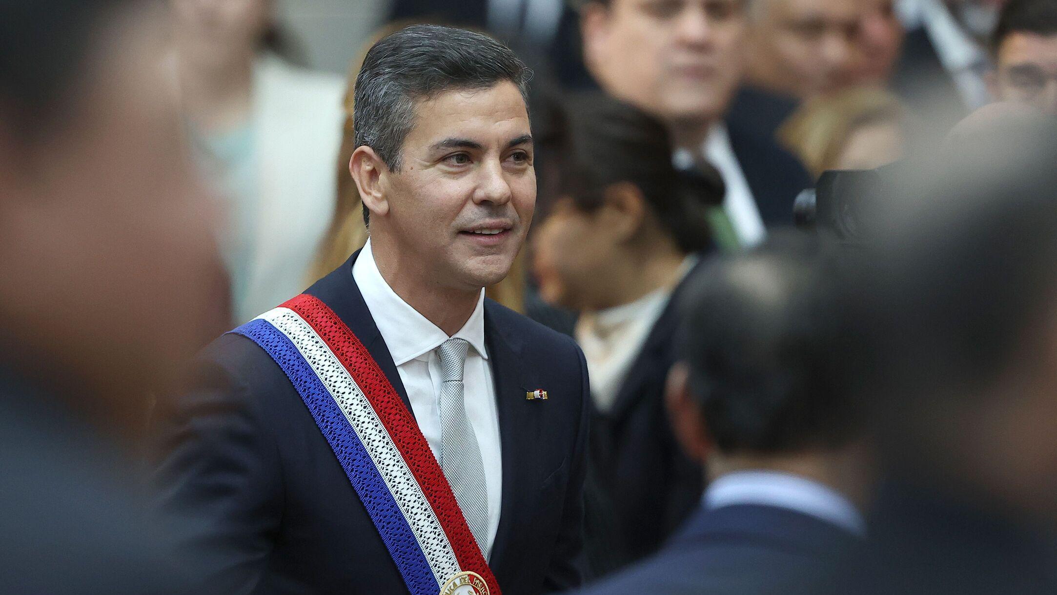 El presidente de Paraguay, Santiago Peña, con una banda presidencial con los colores de su bandera cruzada. 