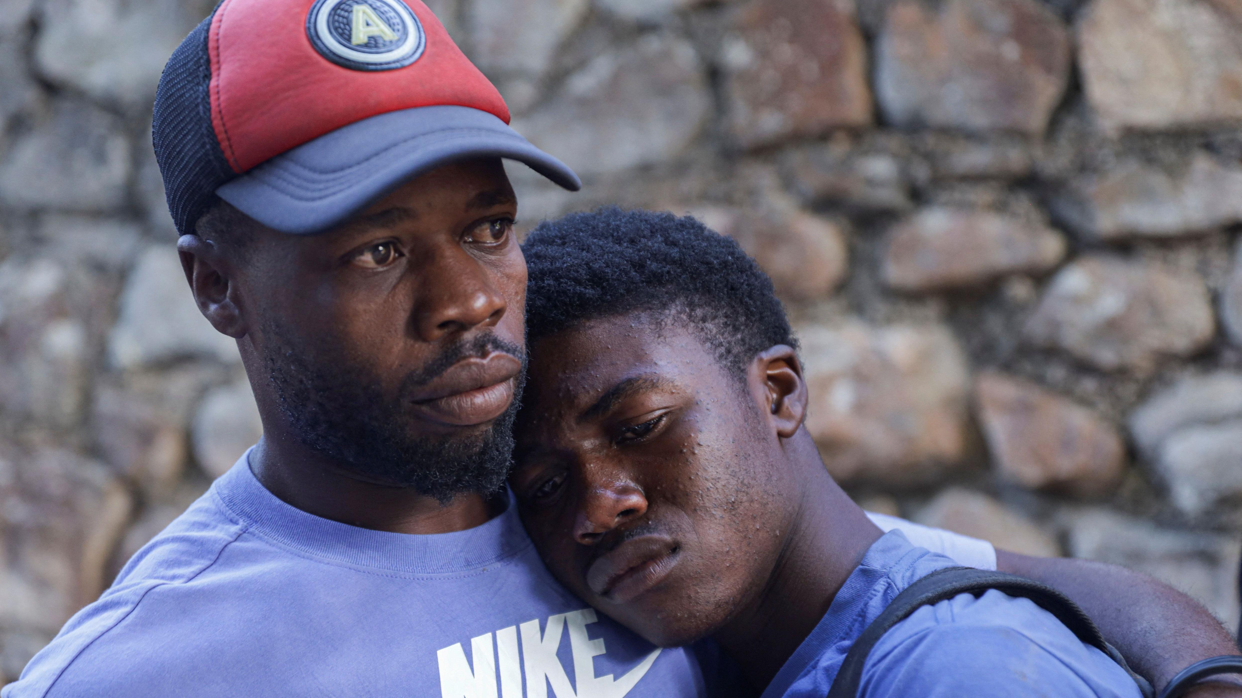 La gente llora junto a los cadáveres de las personas asesinadas durante una redada nocturna llevada a cabo por una banda armada, en las afueras de Puerto Príncipe, en Kenscoff (Haití), el 24 de agosto de 2026. REUTERS/Patrice Noel 