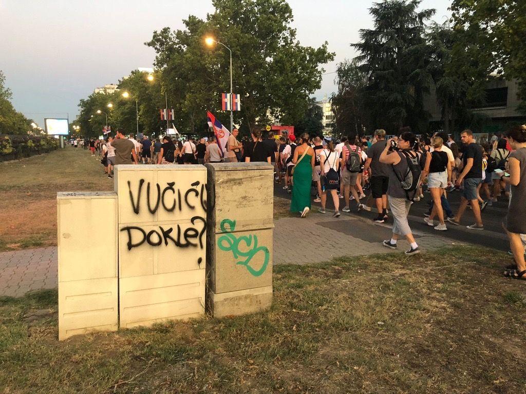 Kolona ljudi kreće se ka policijskog stanici