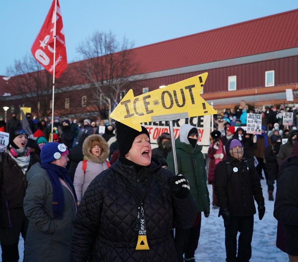 Šta dosad znamo o Aleksu Pretiju, koga su ubili federalni agenti u Americi 4 Žena drži parolu Ice napolje,