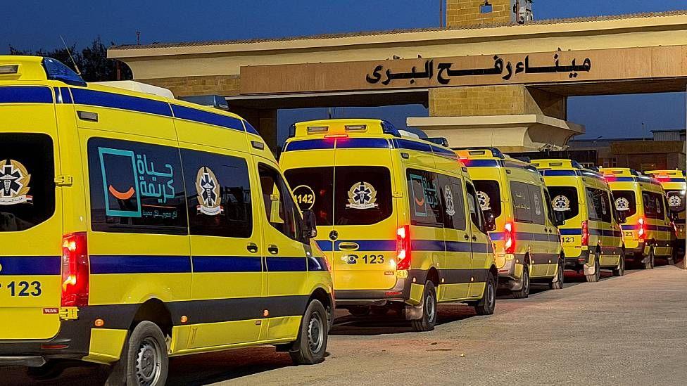 Ambulancias egipcias aguardan ingresar a Gaza por el cruce de Rafah para recoger los primeros pacientes.