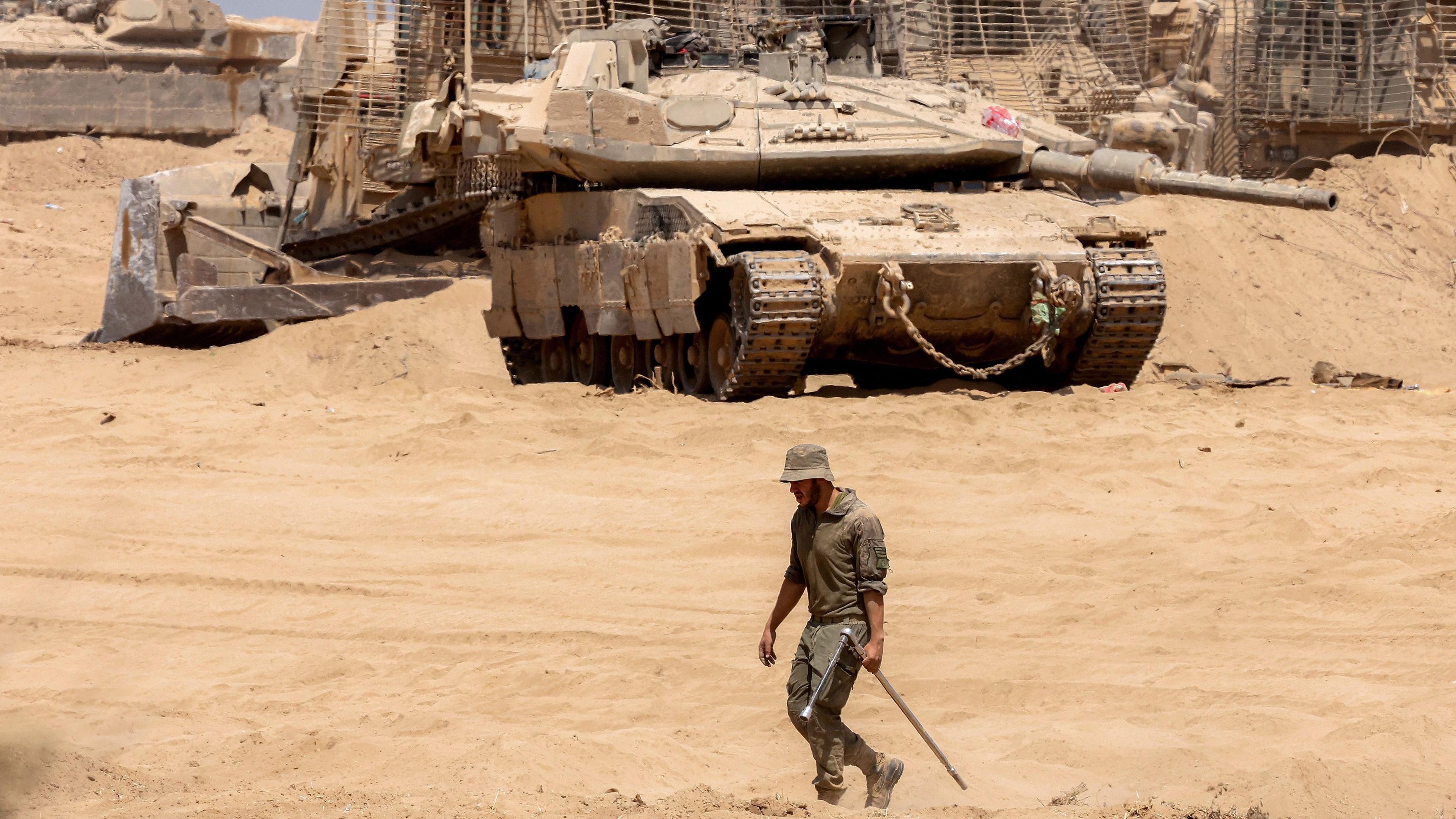 جندي إسرائيلي بجانب دبابة في جنوب إسرائيل قرب الحدود مع قطاع غزة 