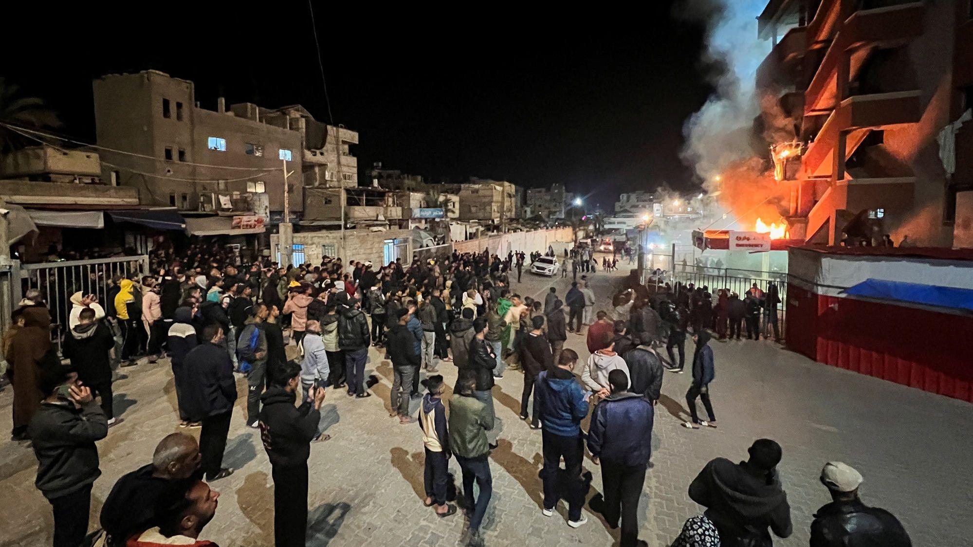 الجيش الإسرائيلي يعلن قصف "مركز قيادة لحماس داخل مستشفى" في غزة، وتقرير أممي يحذر من مجاعة بالقطاع