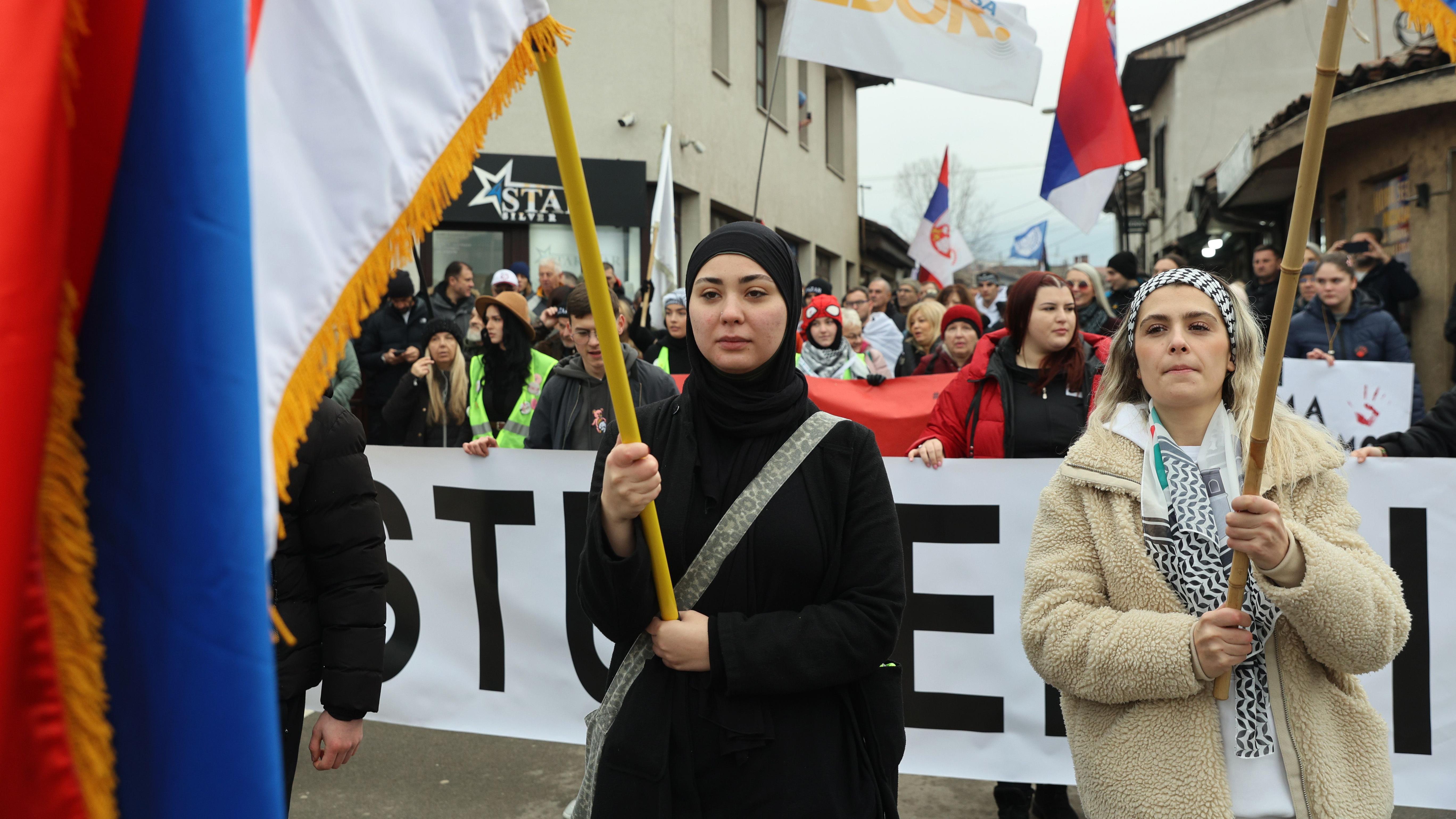 devojka sa hidžabom na studentskom protestu u Novom Pazaru
