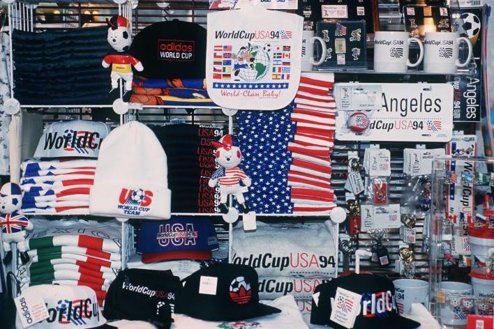 Souvenirs da Copa do Mundo de 1994 expostos para venda