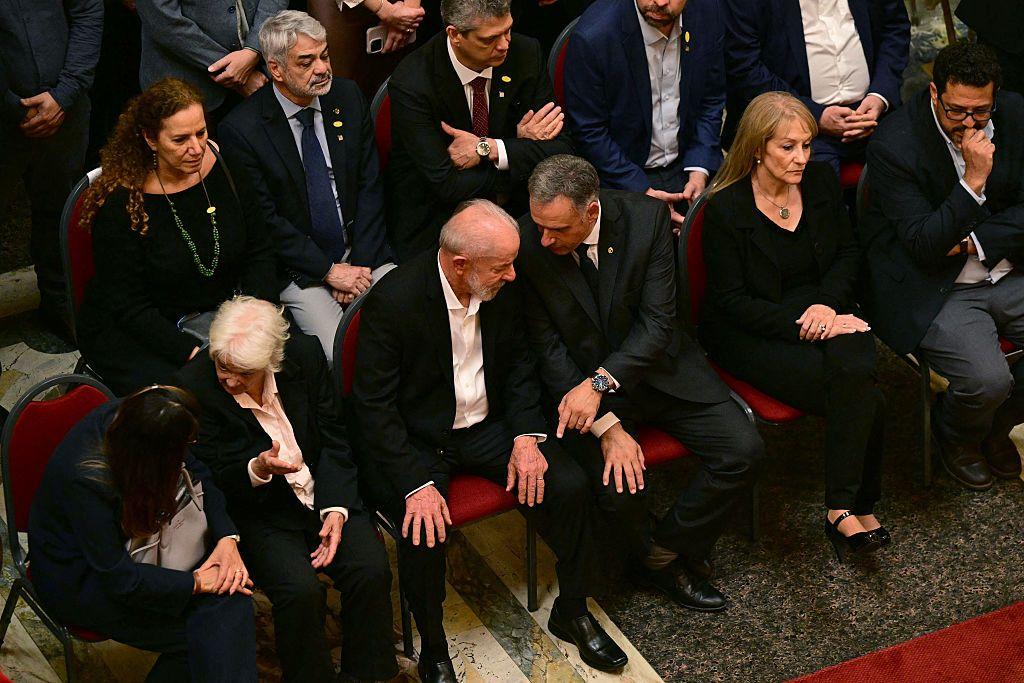 De izquierda a derecha, en primera fila frente al féretro de José Mujica, Janja Lula da Silva, Lucía Topolansky, Yamandú Orsi y Carolina Cosse.