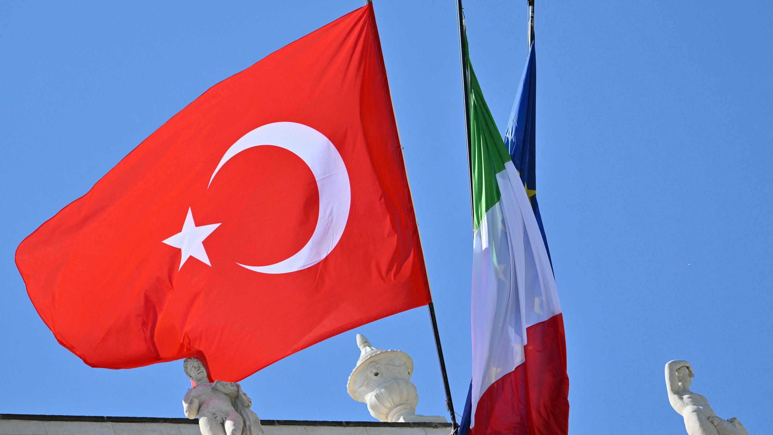 تُظهر هذه الصورة علمًا تركيًا يرفرف بجانب علمي إيطاليا والاتحاد الأوروبي خلال زيارة الرئيس التركي إلى فيلا دوريا بامفيلي بروما في 29 أبريل/نيسان 2025. 