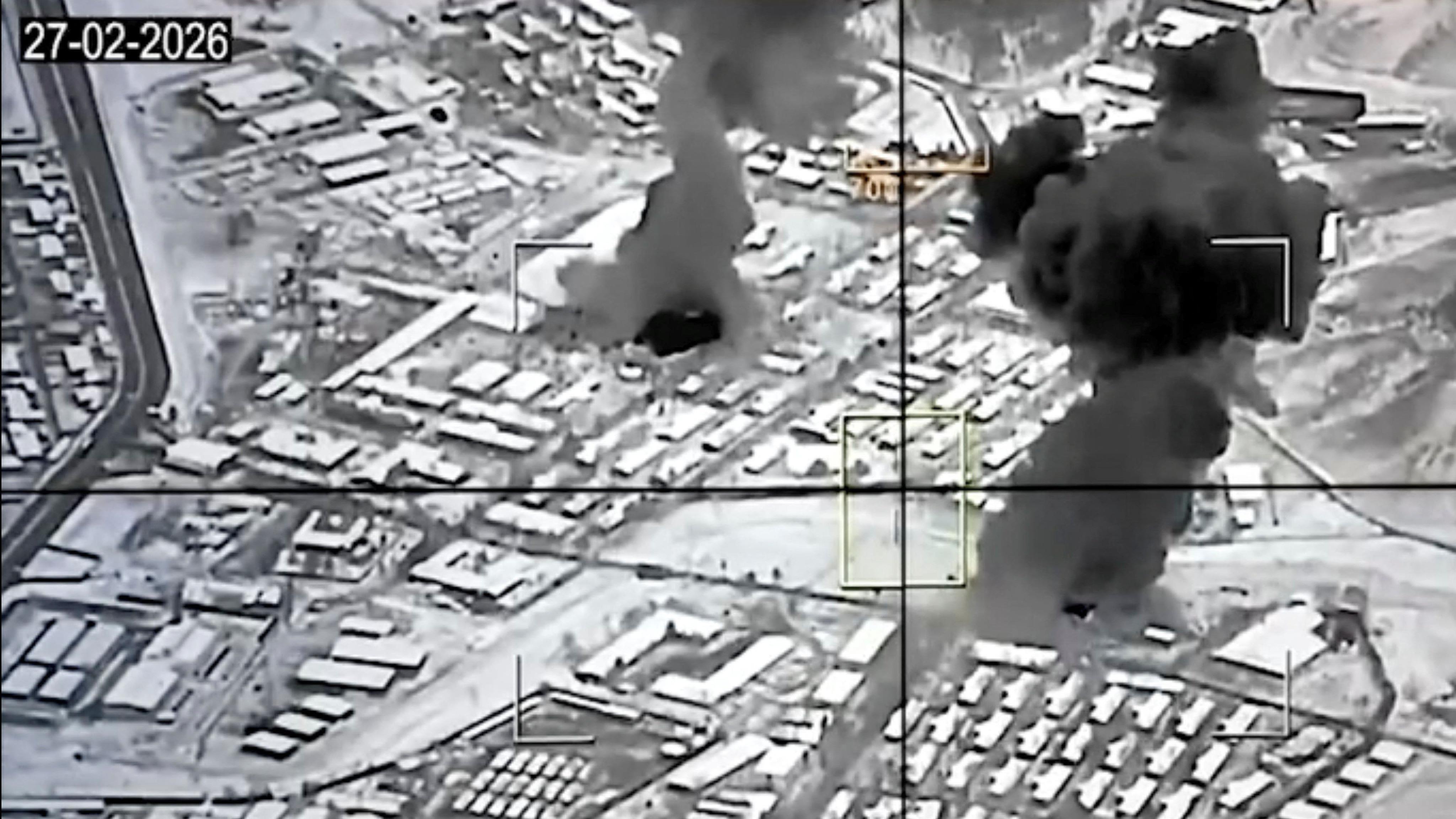 Columnas de humo en puntos de Kabul vistas un video de vigilancia aérea