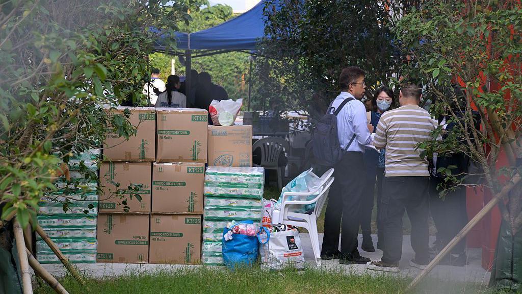 2025年12月4日，香港大埔過渡性住房屋外堆滿物資。