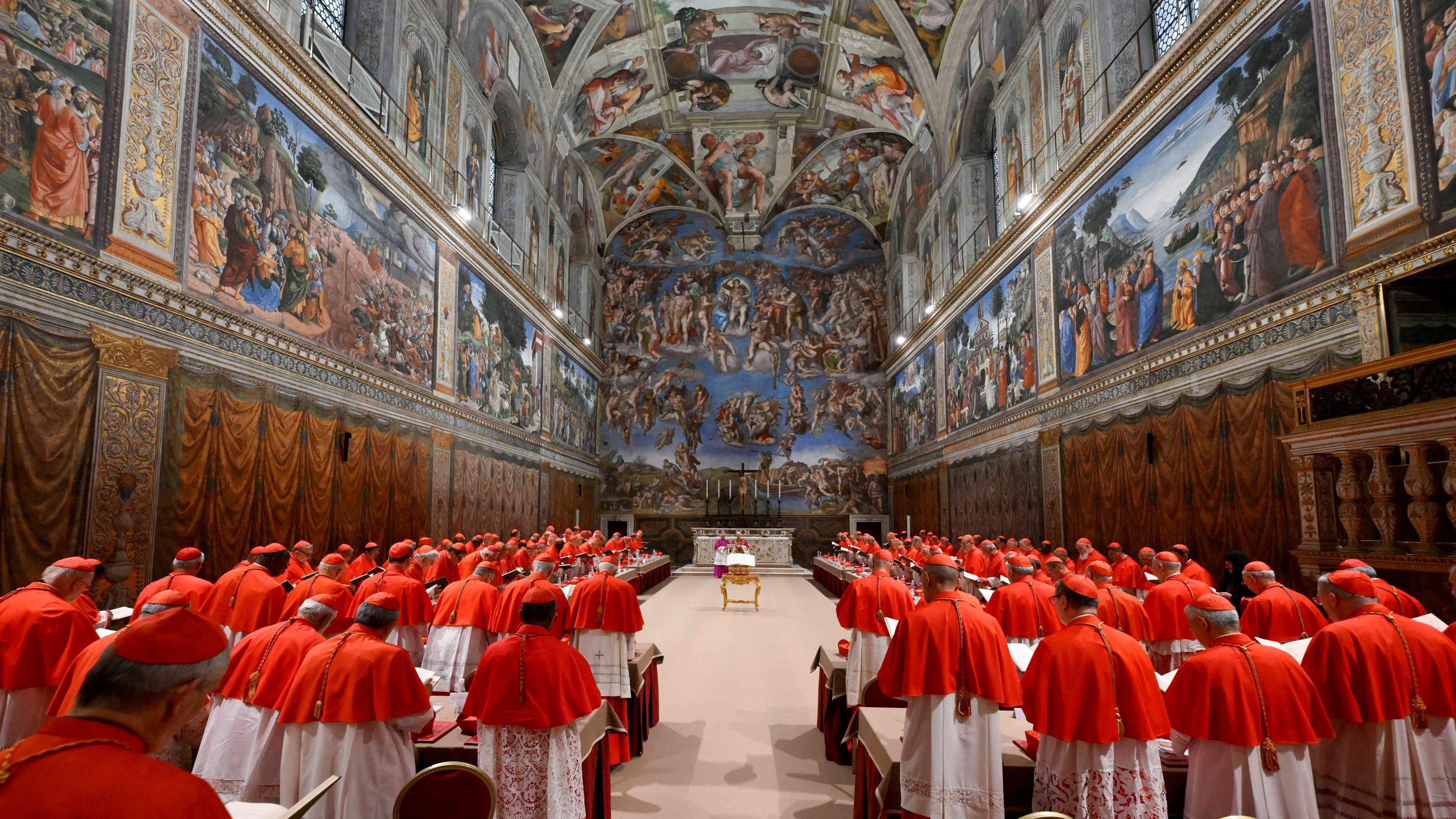 Cardenales reunidos en la Capilla Sixtina del Vaticano