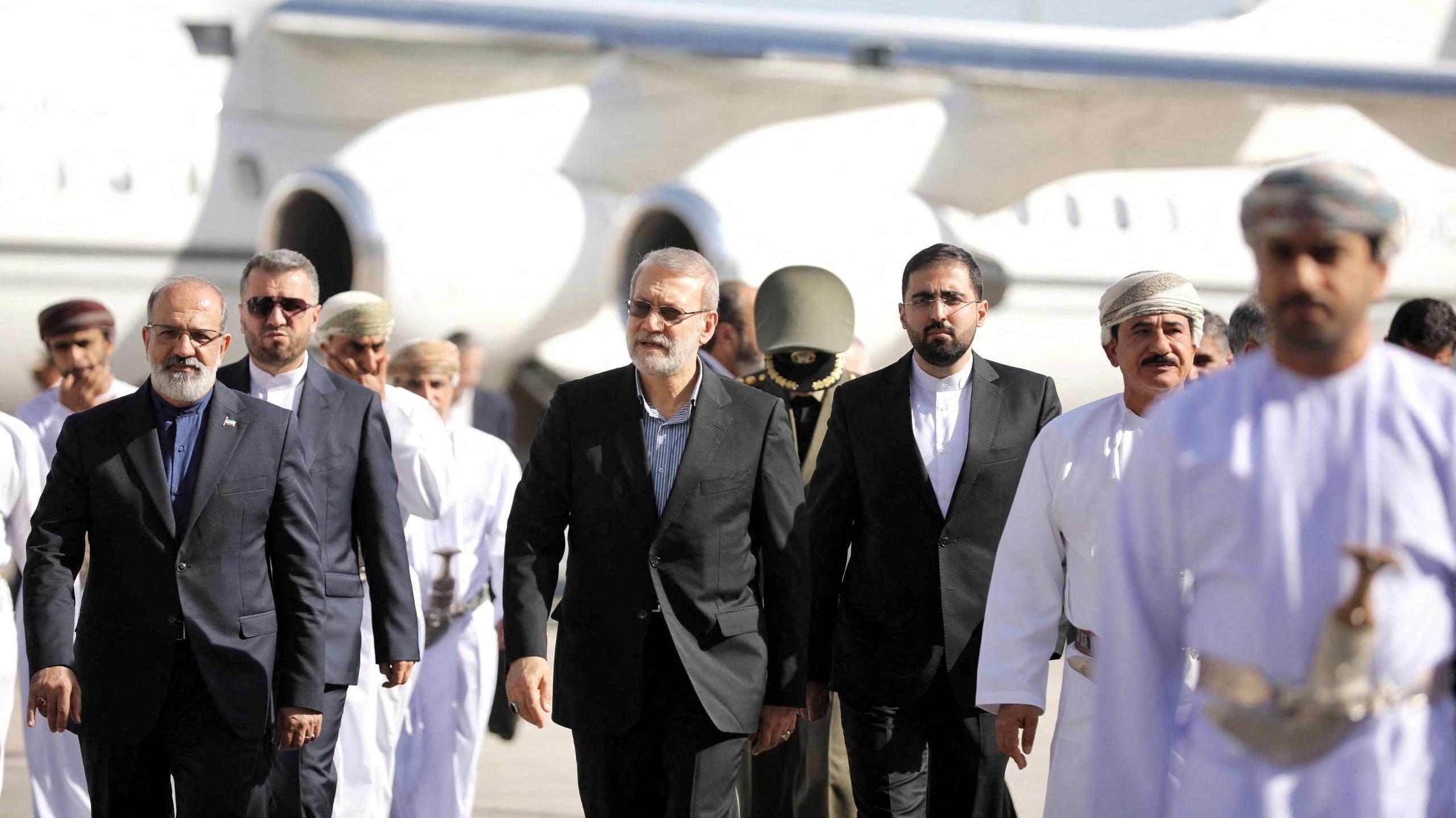 استقبل وزير الديوان السلطاني في سلطنة عُمان، سلطان بن محمد النعماني، أمين مجلس الأمن القومي الإيراني، علي لاريجاني، لدى وصوله إلى مسقط، عُمان، في 10 فبراير/شباط 2026. 