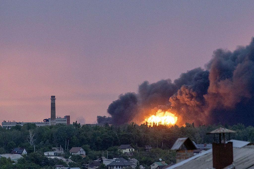 Vista de una explosión en la madrugada del sábado en Járvok
