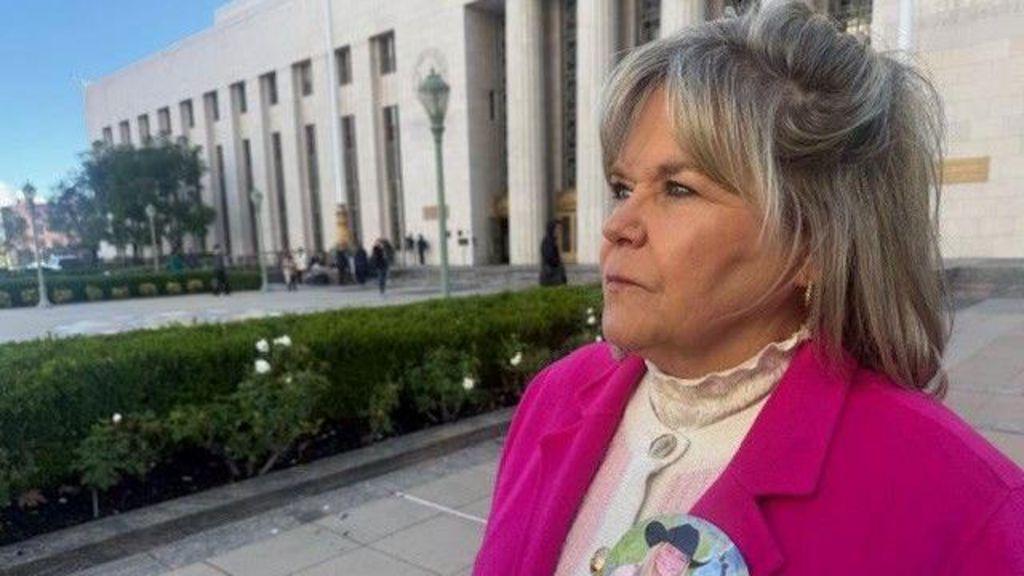 Lori Schott em frente ao tribunal de Los Angeles