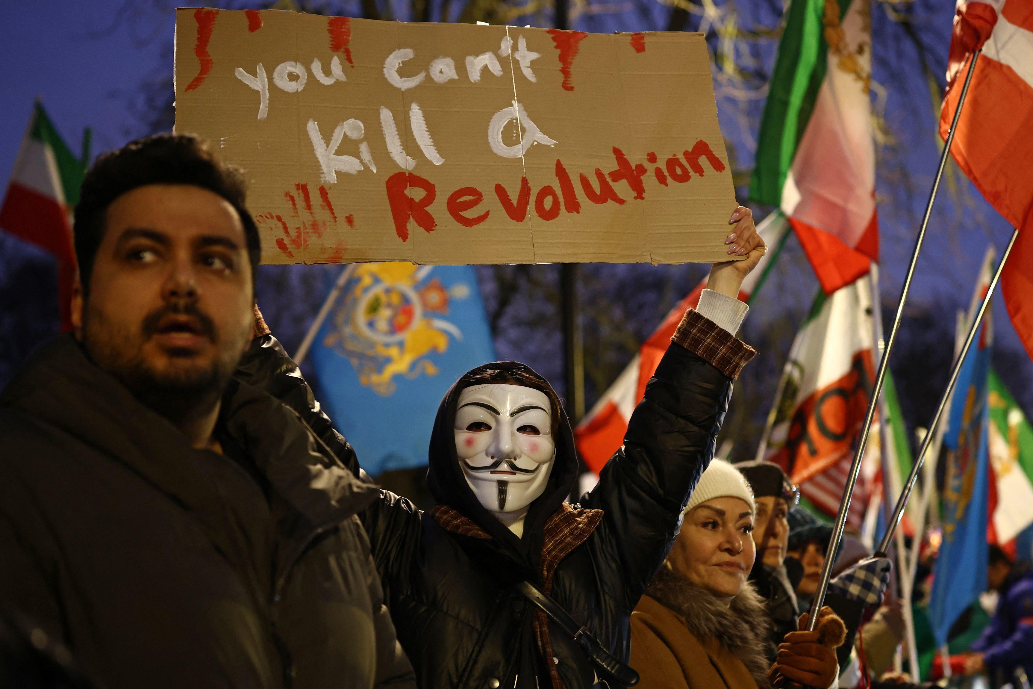 متظاهر مناهض للنظام الإيراني يرفع لافتة خلال تجمع خارج السفارة الإيرانية في لندن في 9 يناير/ كانون الثاني 2026.