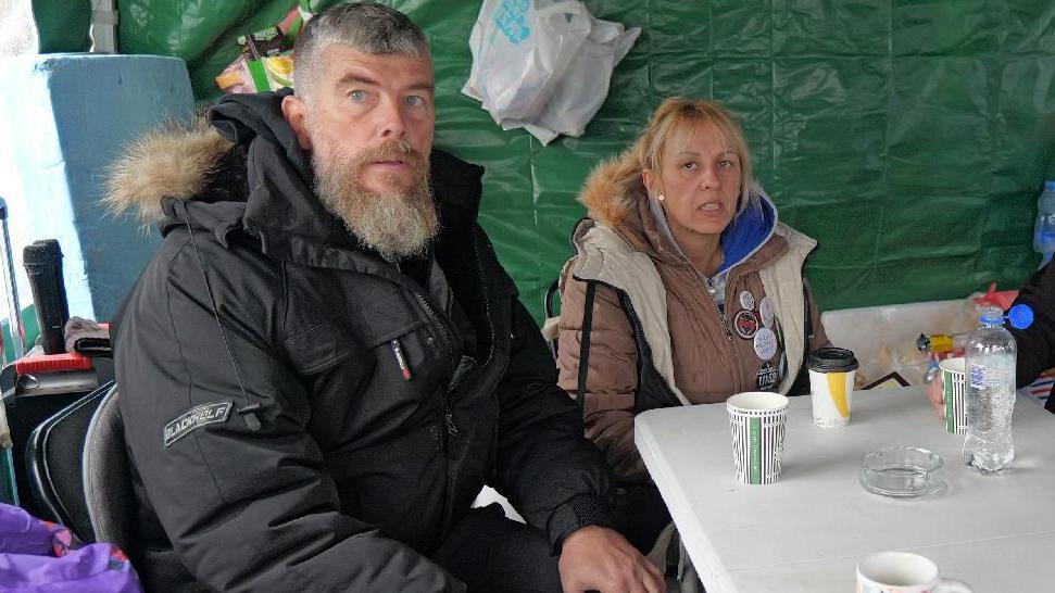 Dijana Hrka danima štrajkuje glađu u centru Beograda, tražeći pravdu za sina, poginulog u padu nadstrešnice u Novom Sadu