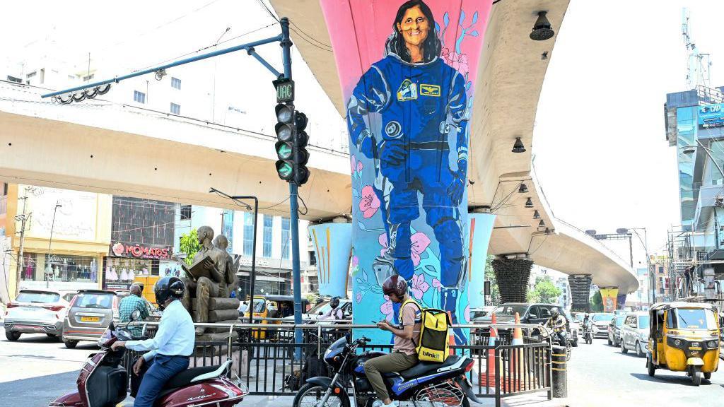 인도 번화가 교차로 기둥에 그려진 대형 윌리엄스 벽화