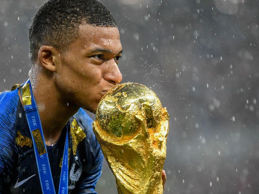Kylian Mbapp&eacute; beija o trof&eacute;u da Copa do Mundo ap&oacute;s a conquista do bicampeonato  pela Fran&ccedil;a em 2018, na R&uacute;ssia