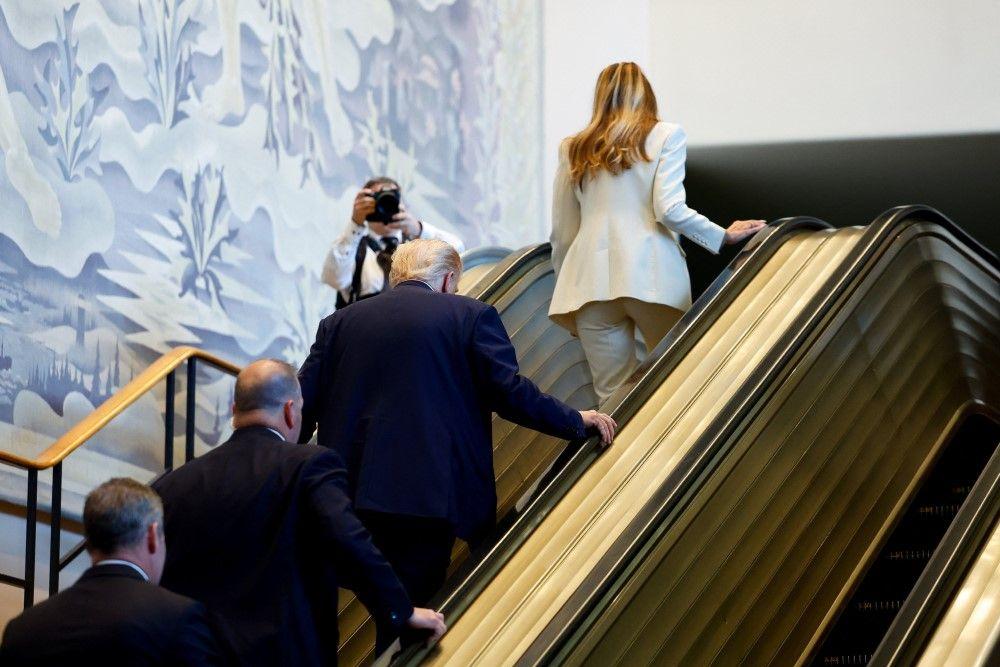 Tramp i Melanija na pokretnim stepenicama