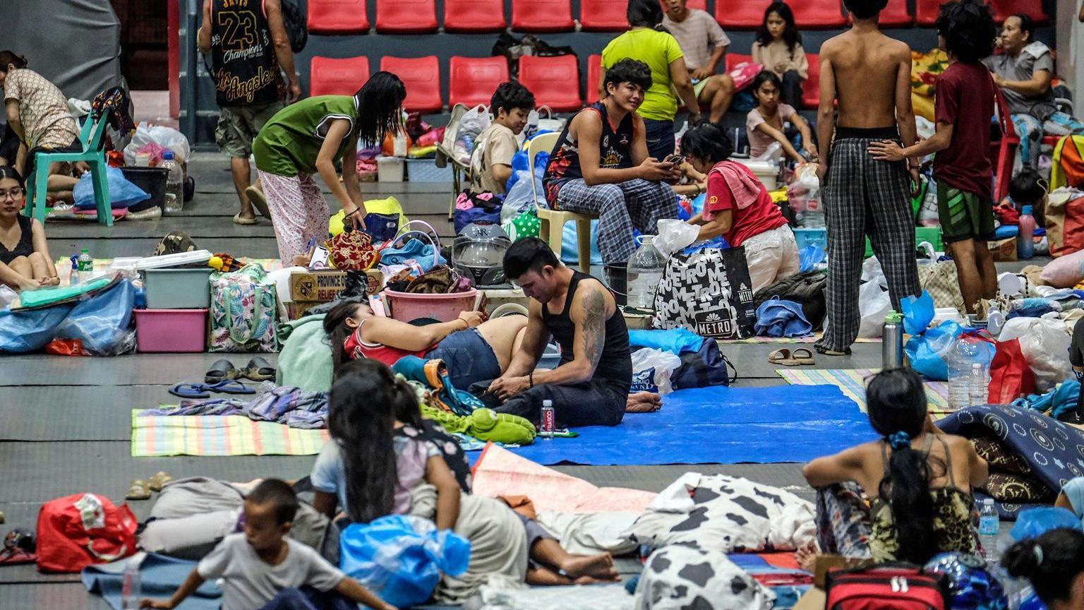 عائلات متضررة من إعصار كالمايغي تقيم في مجمع رياضي استُخدم كمركز إخلاء في بلدية ليلوان، مقاطعة سيبو، الفلبين، 6 نوفمبر/تشرين الثاني 2025. 