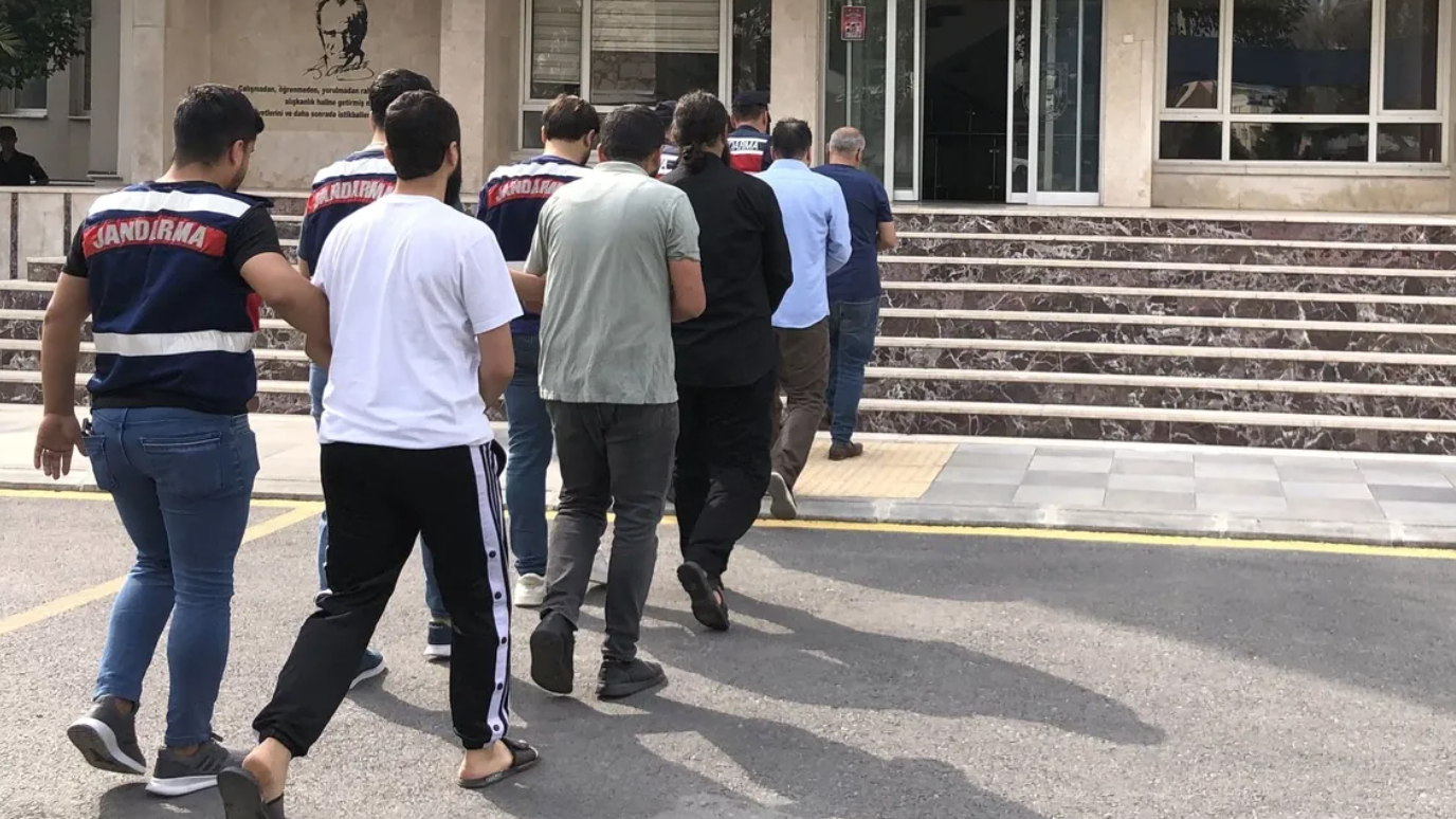 قوات أمن تركية تعتفل أشخاص يرتدون ملابس مدنية مشتبه بهم في انتمائهم لتنظيم الدولة