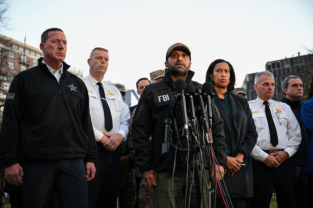El director del FBI, Kash Patel, habla mientras junto a la alcaldesa del Distrito de Columbia, Muriel Bowser y otros funcionarios durante una conferencia de prensa.