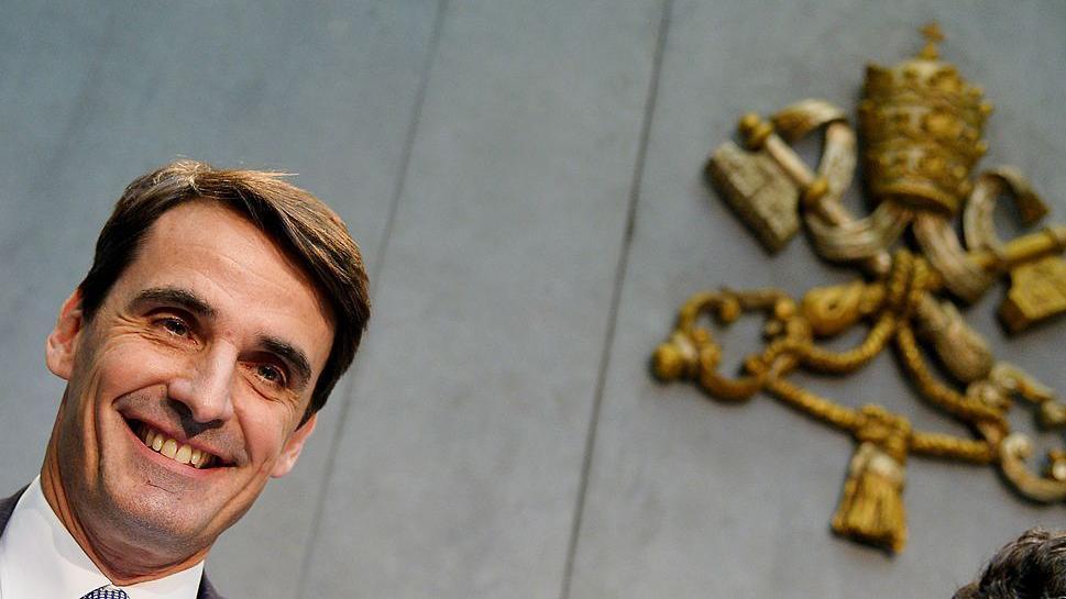 Jean-Baptiste de Franssu durante una rueda de prensa y con el escudo de la Santa Sede detrás.