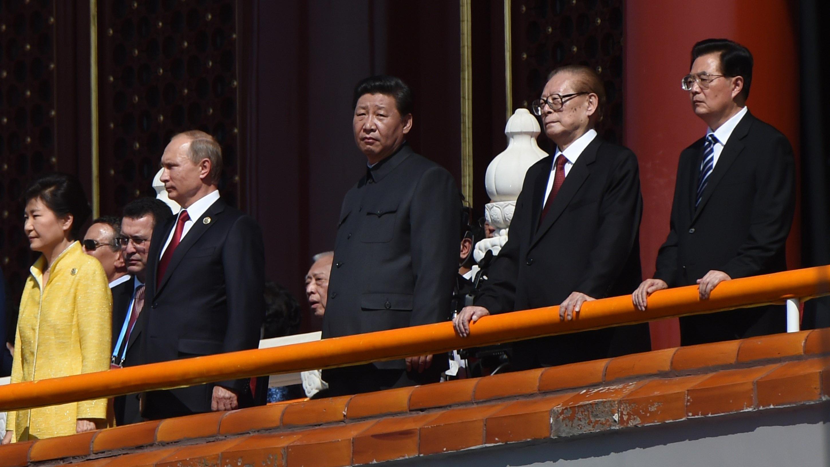 中國國家主席習近平（中）與來賓俄羅斯總統普京（左二）、韓國總統朴槿惠（左，穿黃色衣服）以及江澤民、胡錦濤，於2015年9月3日在北京天安門廣場觀看閱兵儀式。