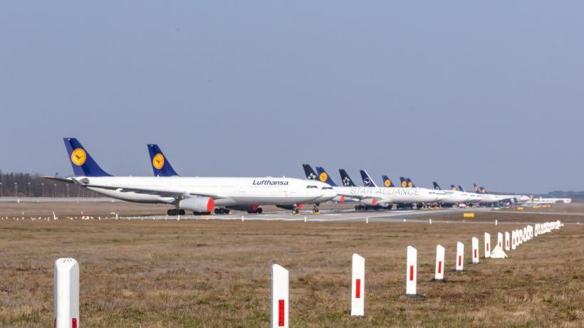 Aviones de la aerolínea alemana Luftfansa estacionados en un aerropuerto. 