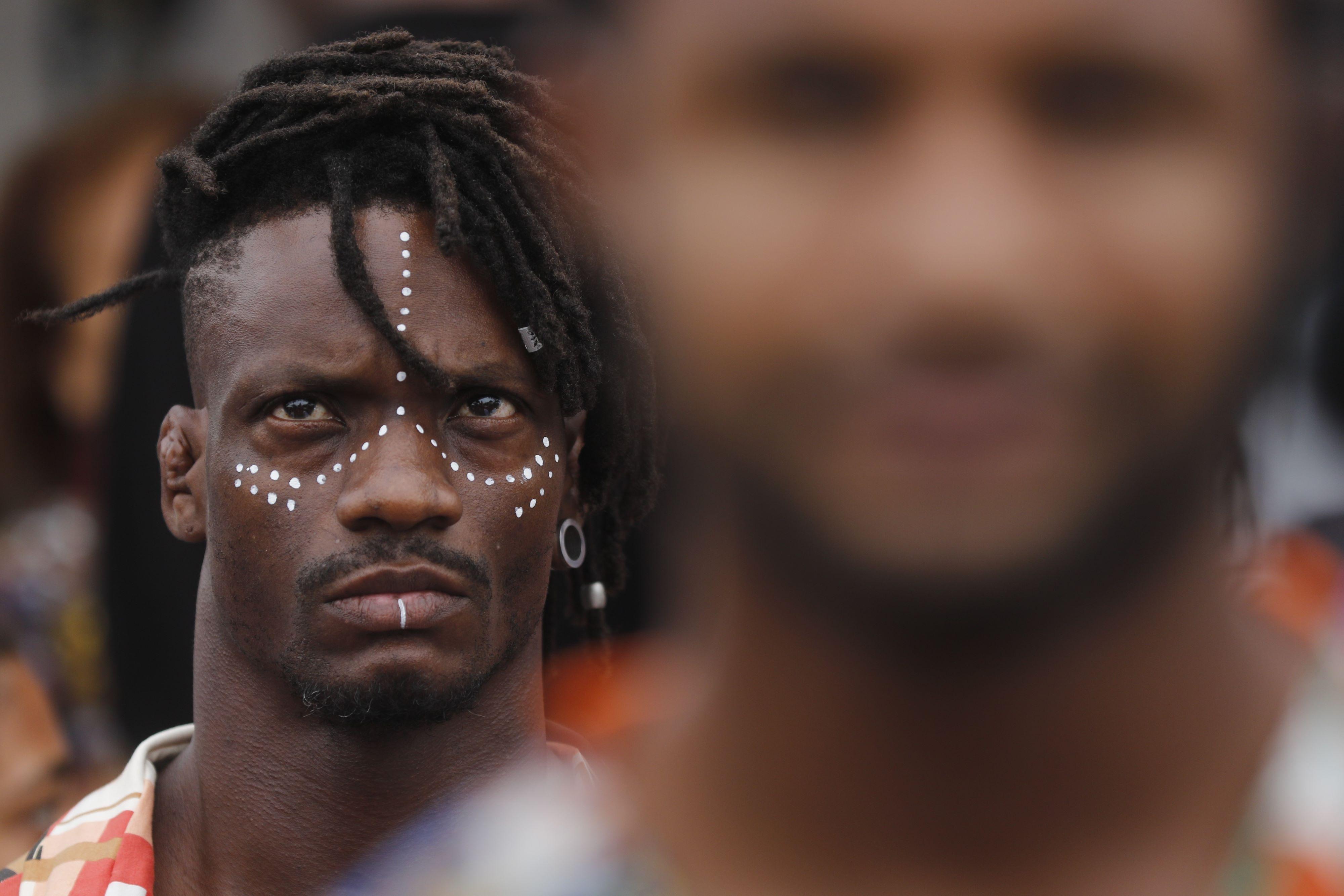 Homem negro com rosto pintado durante celebração do Dia da Consciência Negra em 2023