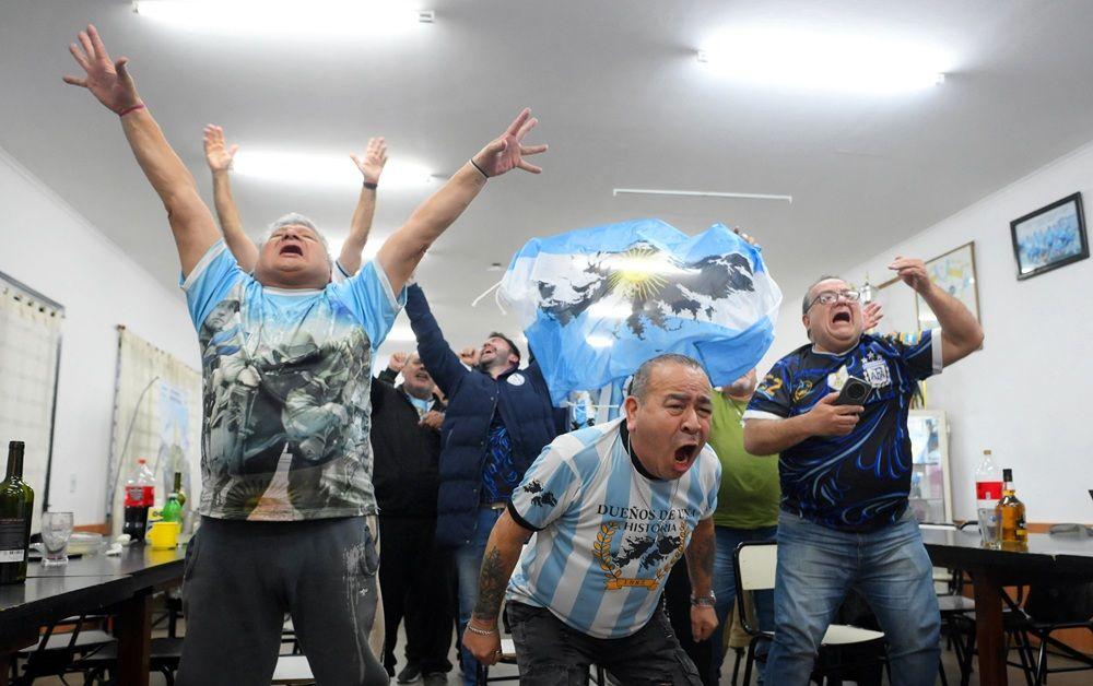 Argentini preti kazna zbog transparenta, ludnica u Buenos Ajresu - u fotografijama 5 argentina - engleska, navijači argentine, malvini su argentinski, folklandski rat