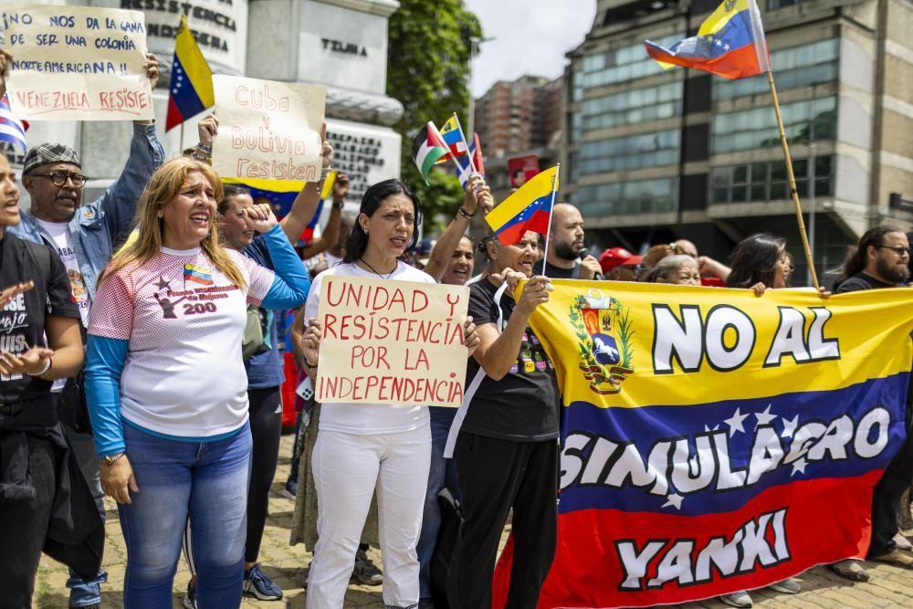 Un grupo de venezolanos protesta por el ejercicio estadounidense.