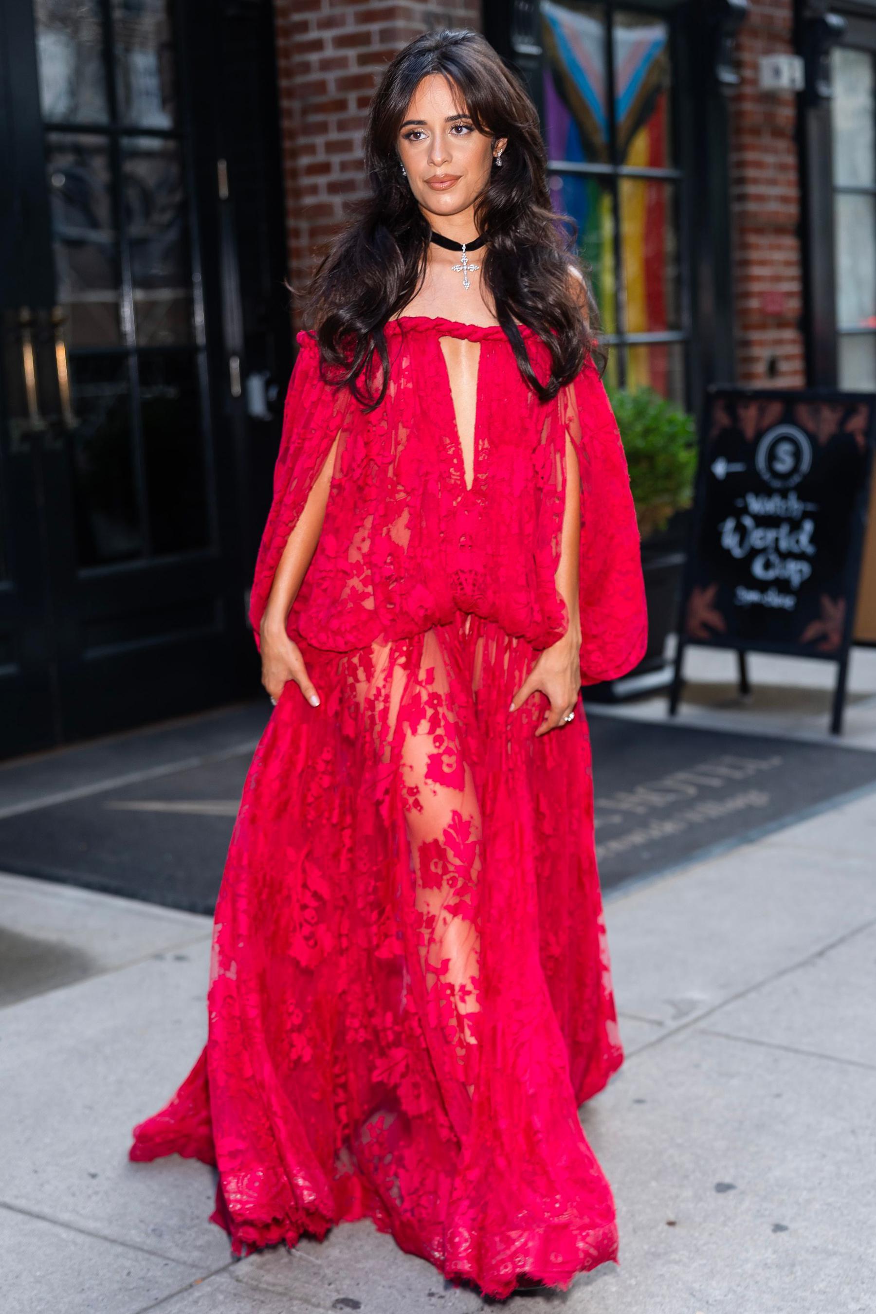 Camila Cabello em um vestido vermelho longo