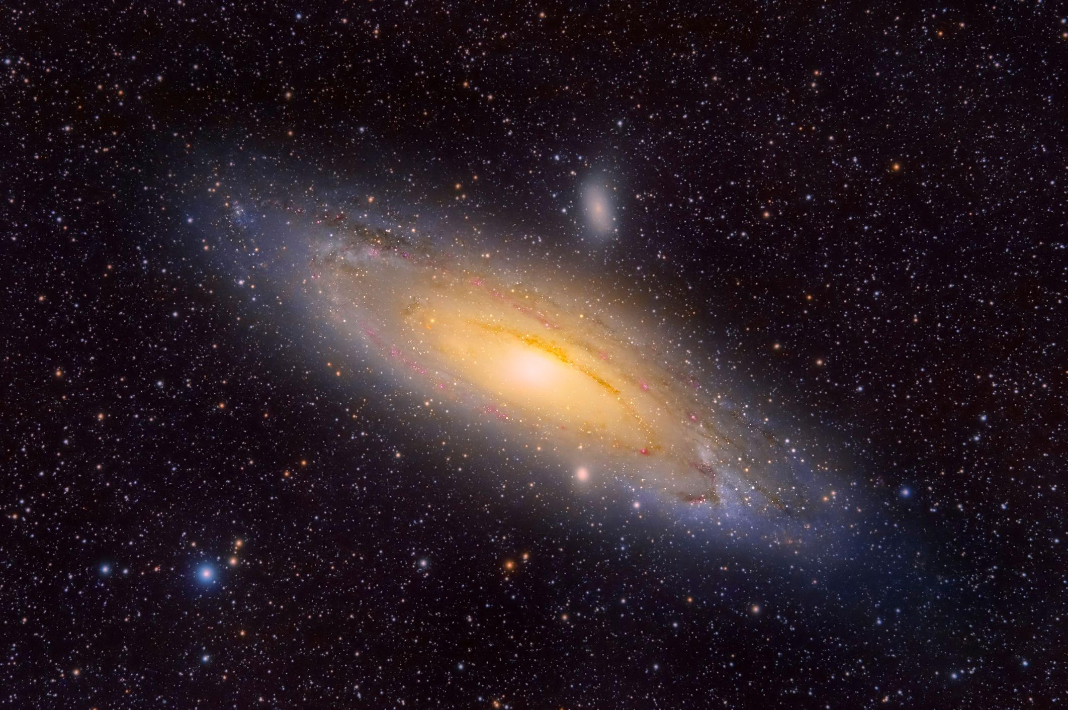 Una imagen muestra la galaxia de Andrómeda, situada a unos 2,5 millones de años luz de la Tierra.