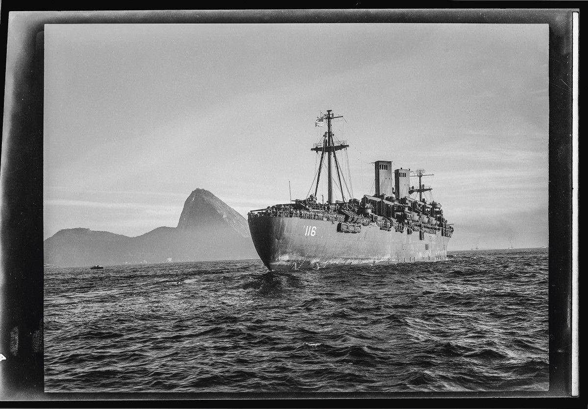 O navio-transporte General Meigs chegando de volta ao Rio com homens do primeiro-escalão da FEB. A cidade toda se mobilizou, celebrando sua aparição na Baía de Guanabara