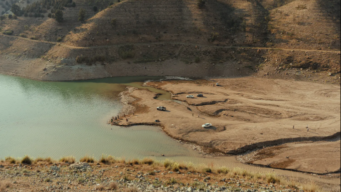 مياه ضحلة أمام أحد السدود
