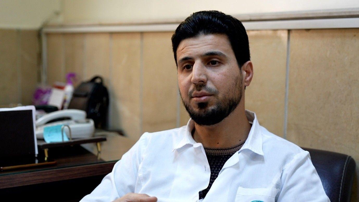 المدير الطبي في الهيئة العامة لمستشفى دمشق محمد نزار بكري في مكتبه أثناء حديثه إلى مراسل بي بي سي عربي.