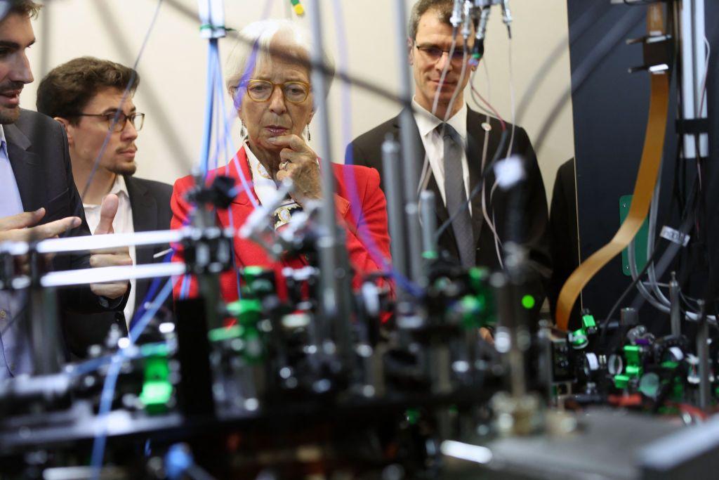Christine Lagarde visitando Pasqal, empresa francesa líder en computadoras cuánticas.