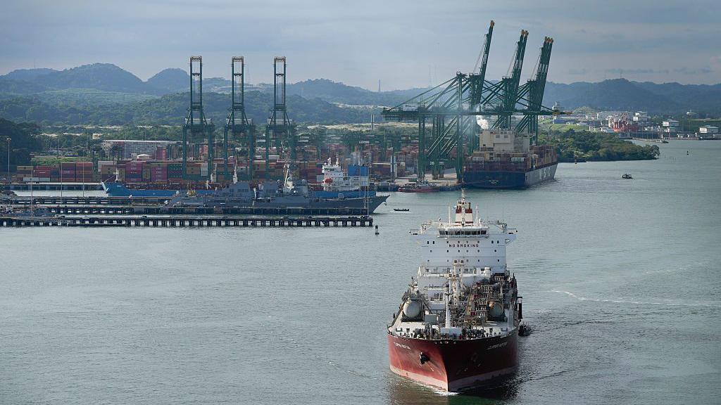 Un buque cisterna zarpa de la Terminal Internacional PSA Panamá.