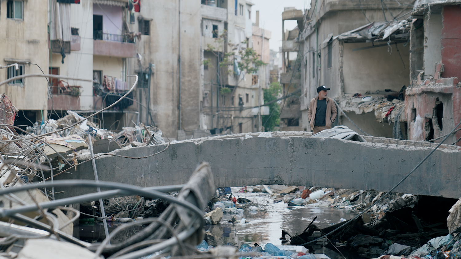 Un hombre parado en un puente inspecciona la destrucción en Beirut tras el ataque del 8 de abril.
