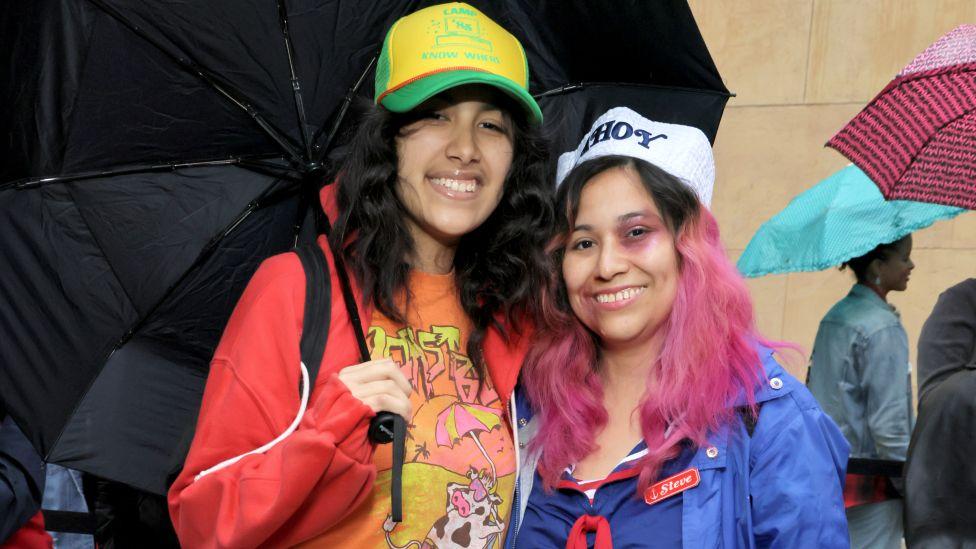 As f&atilde;s Liv e Alina Valdez posam para foto, com roupas da s&eacute;rie Stranger Things