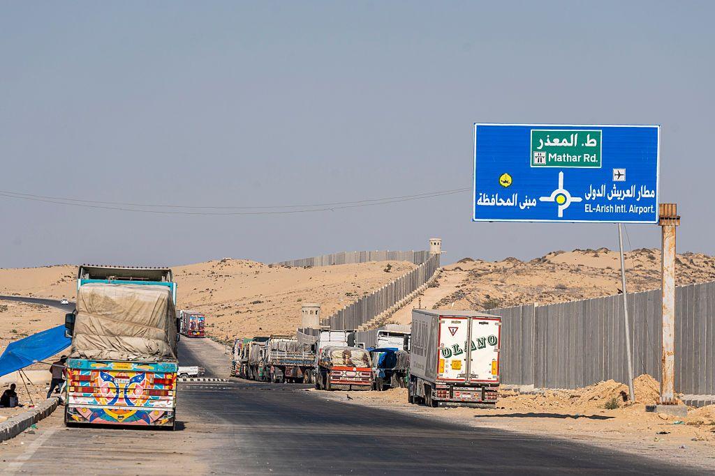 Camiones con ayuda humanitaria en los límites de Gaza