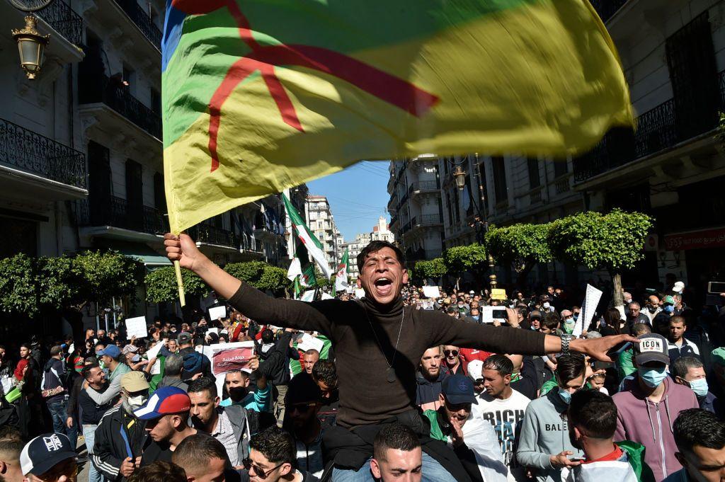 تصريحات مؤرخ جزائري عن الأمازيغية تثير جدلاً واسعاً، ومحكمة جزائرية تأمر بحبسه 1 رفع علم الأمازيغ في الجزائر