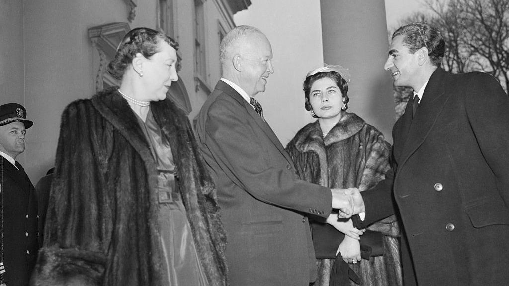 El presidente de EE.UU., Dwight Eisenhower, y su esposa le dan la bienvenida a Reza Pahlevi, sha de Irán, y a su esposa, la reina Soraya, en la Casa Blanca el 14 de diciembre de 1954.