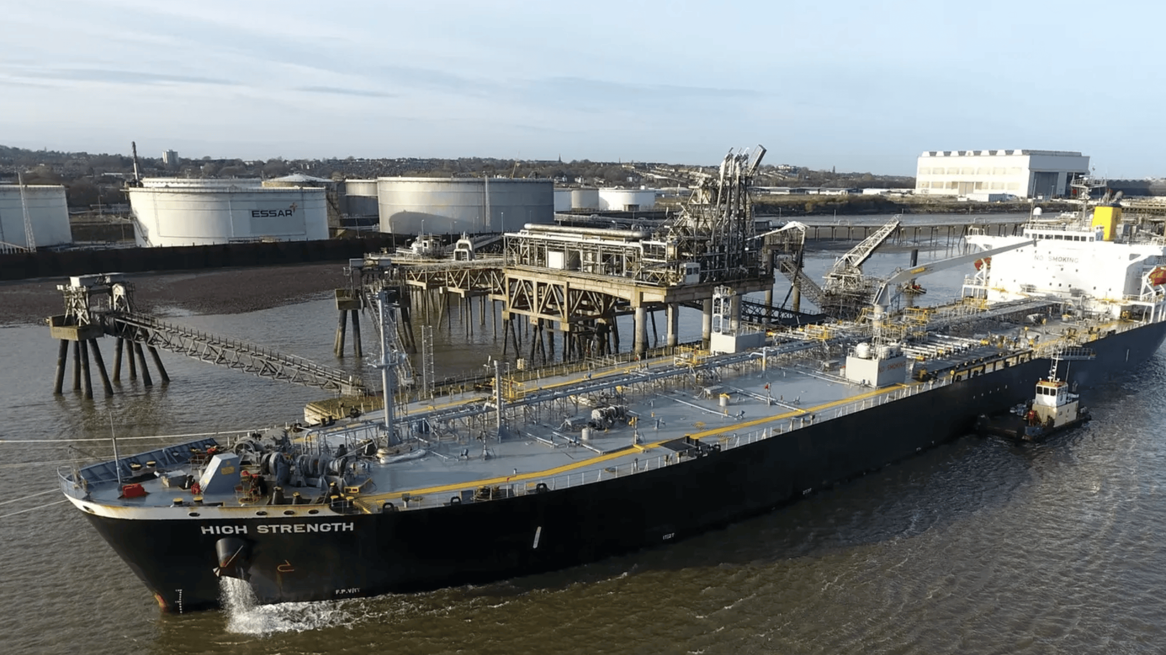 Embarcação com casco negro chamada 