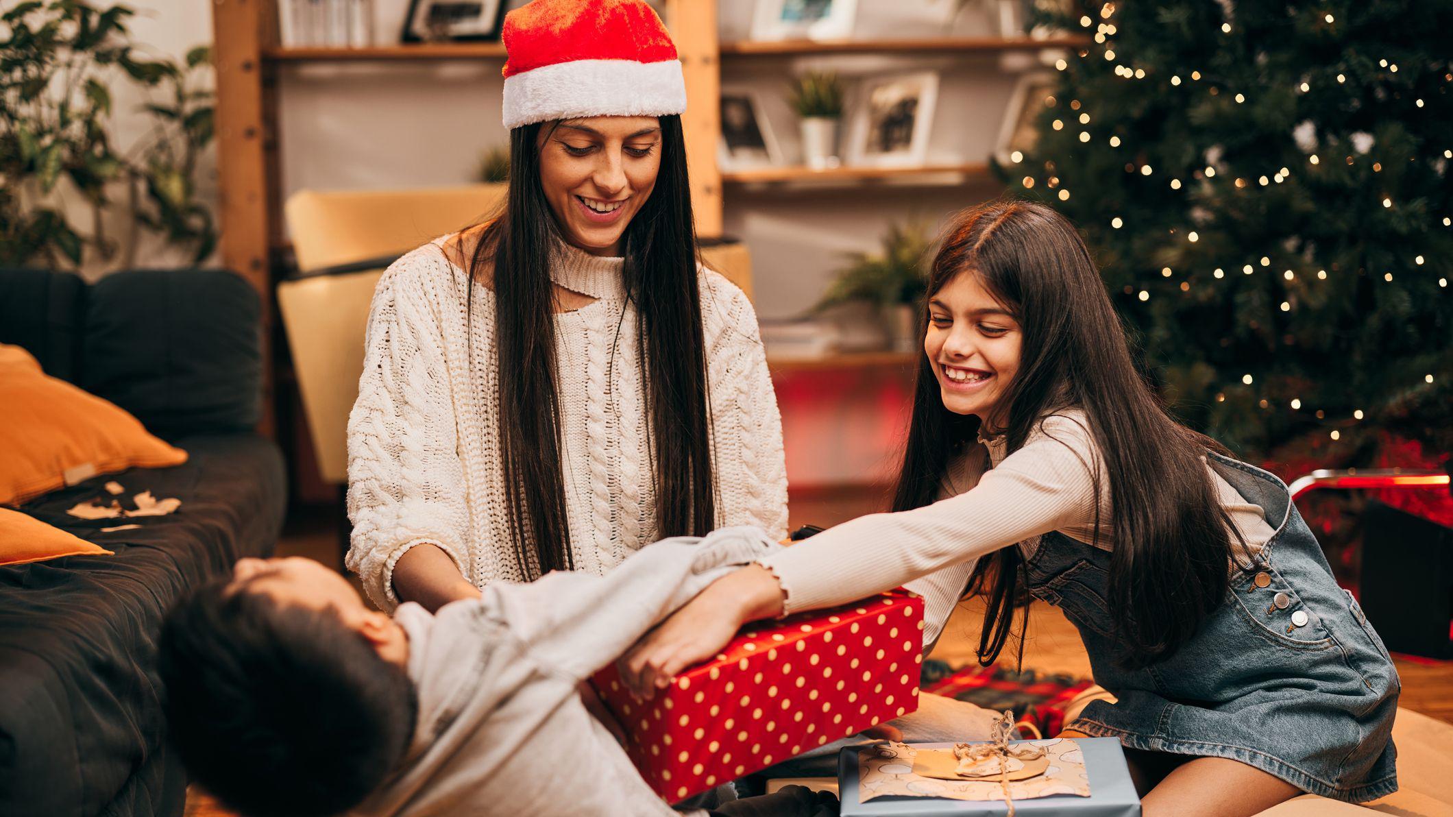 Crian&ccedil;as brigam pelos presentes enquanto a m&atilde;e tenta resolver as discuss&otilde;es no esp&iacute;rito natalino.